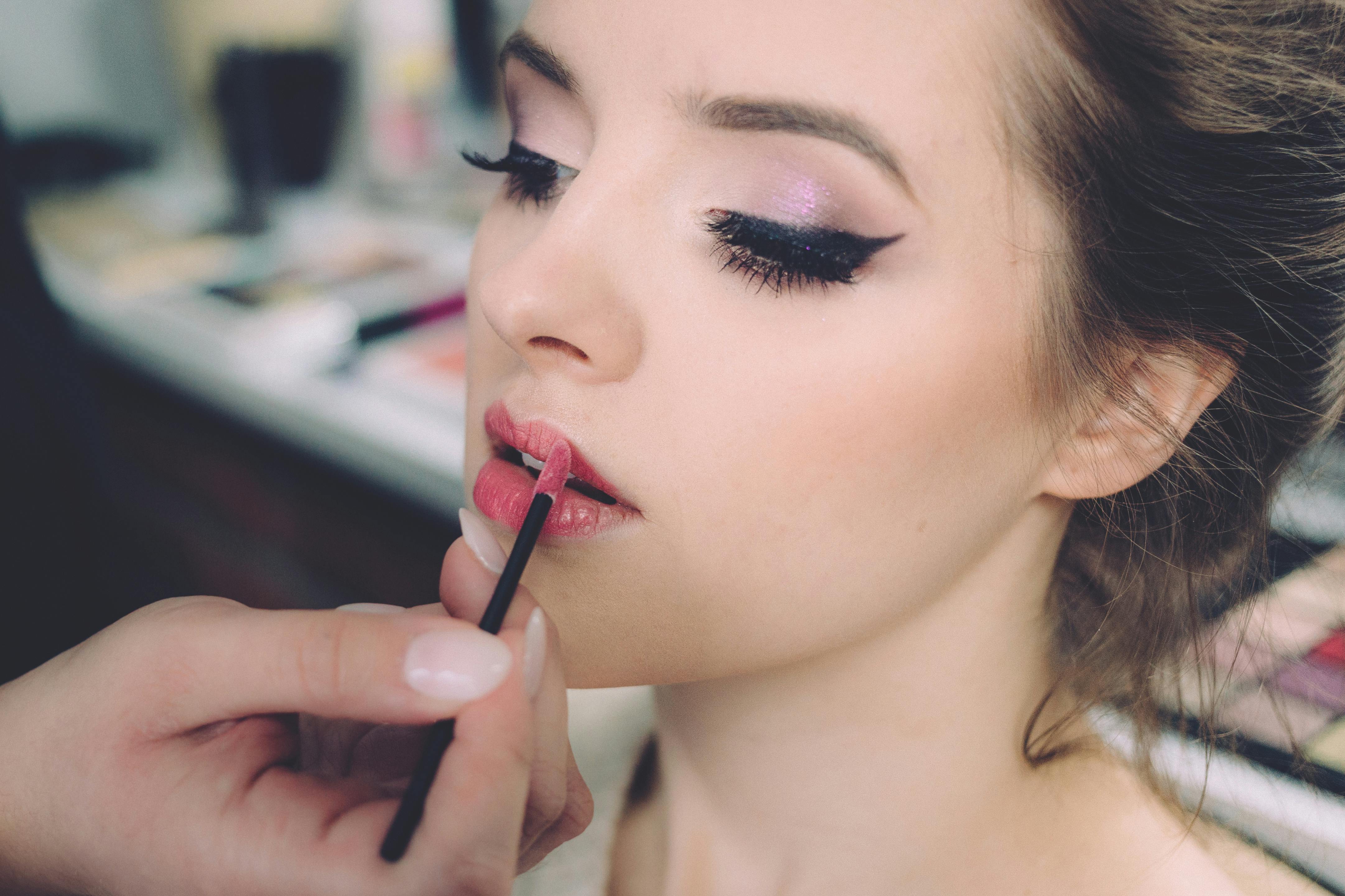 Lip blushing service